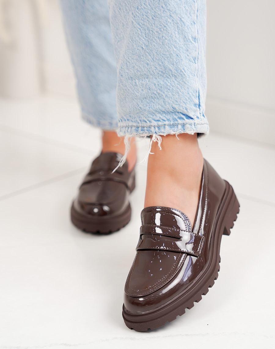 Mocassins femme marron vernis élégants à semelle crantée épaisse