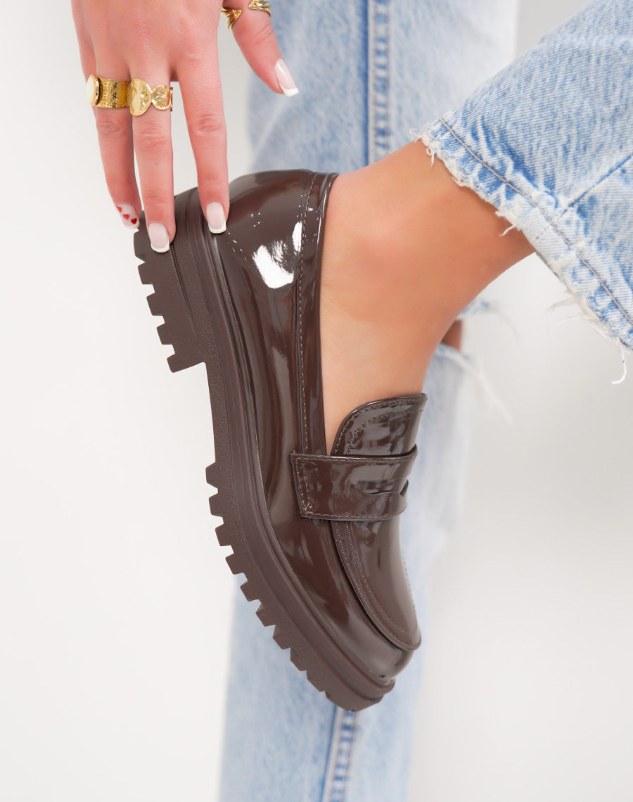 Mocassins femme marron vernis élégants à semelle crantée épaisse