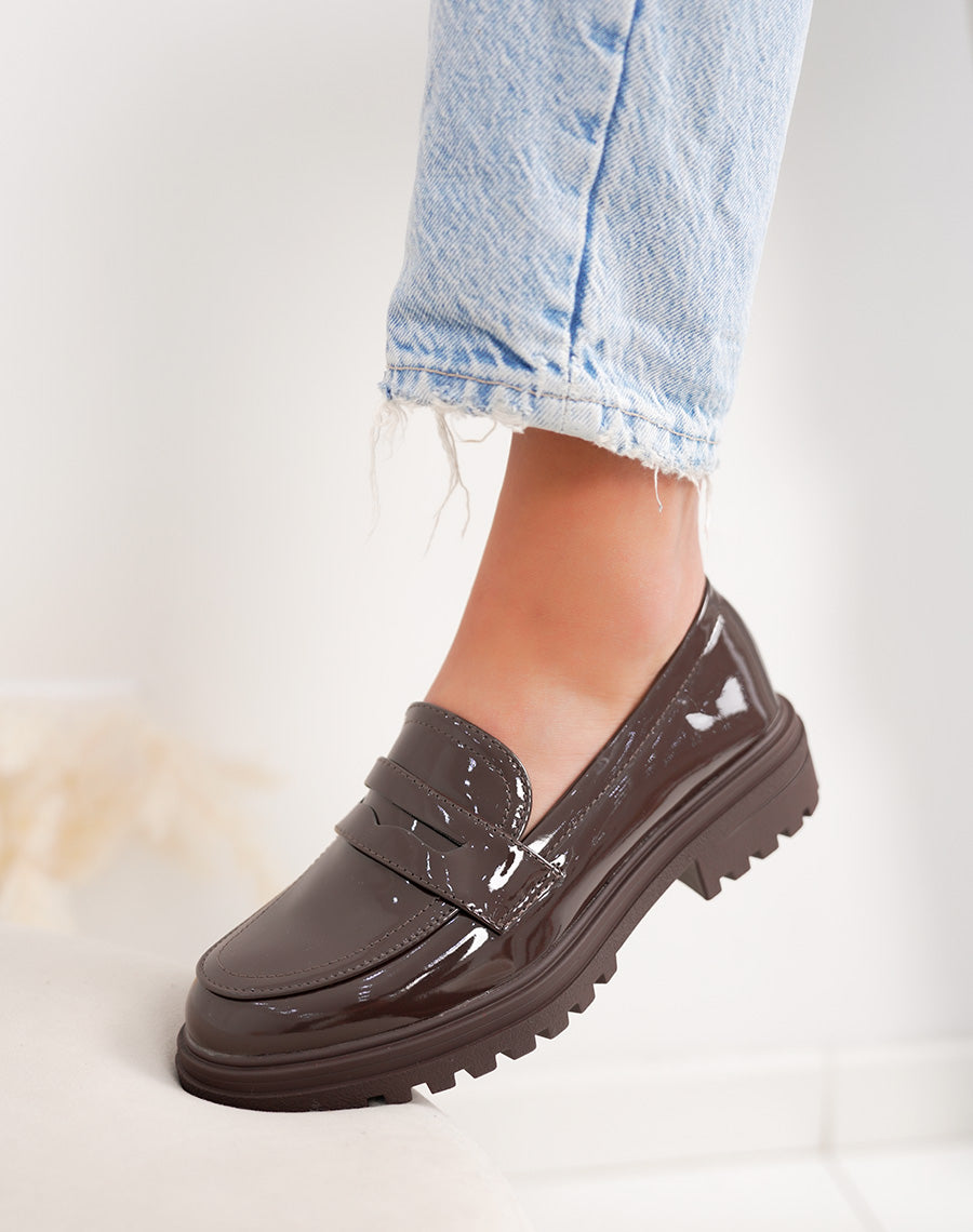Mocassins femme marron vernis élégants à semelle crantée épaisse