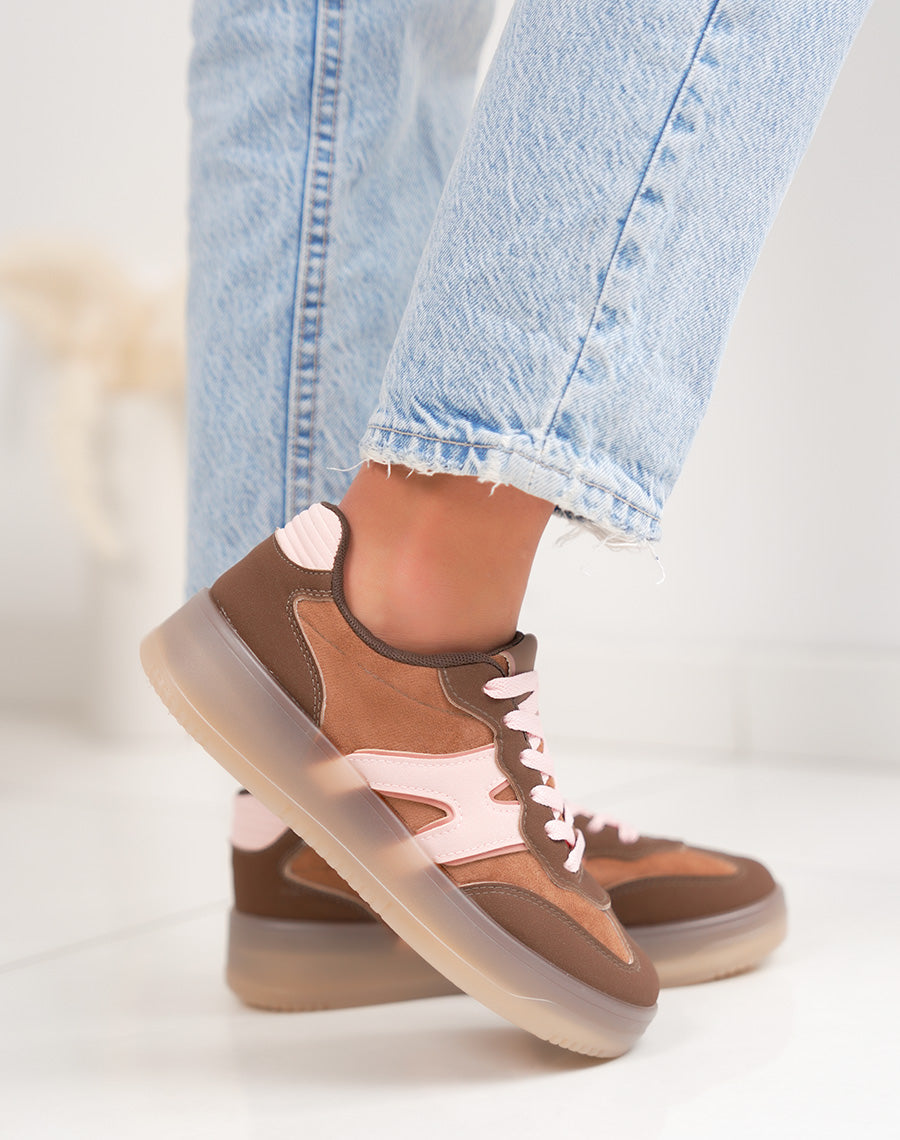 Basket femme marron tendance avec empiècement rose et lacets roses