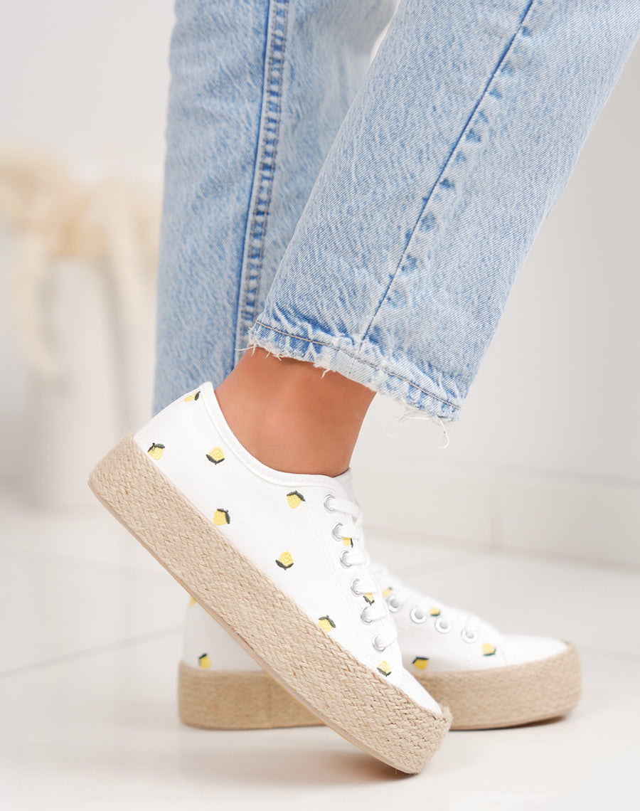 Basket femme blanche tendance à motif citron avec plateforme en osier
