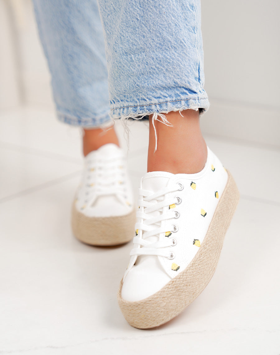 Basket femme blanche tendance à motif citron avec plateforme en osier