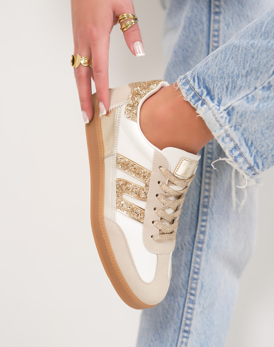 Basket femme blanche tendance avec empiècements pailletés dorés et suédine beige