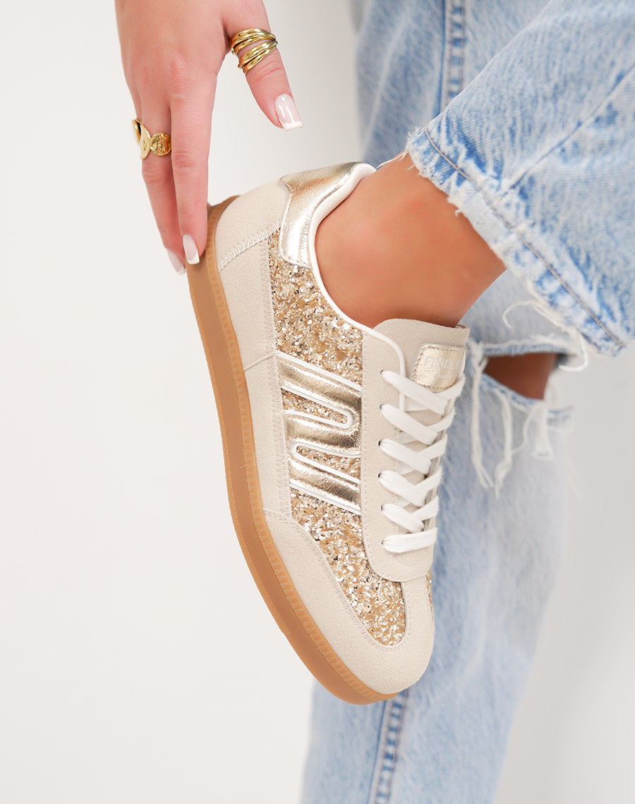 Basket femme beige tendance avec empiècements dorés pailletés et suédine