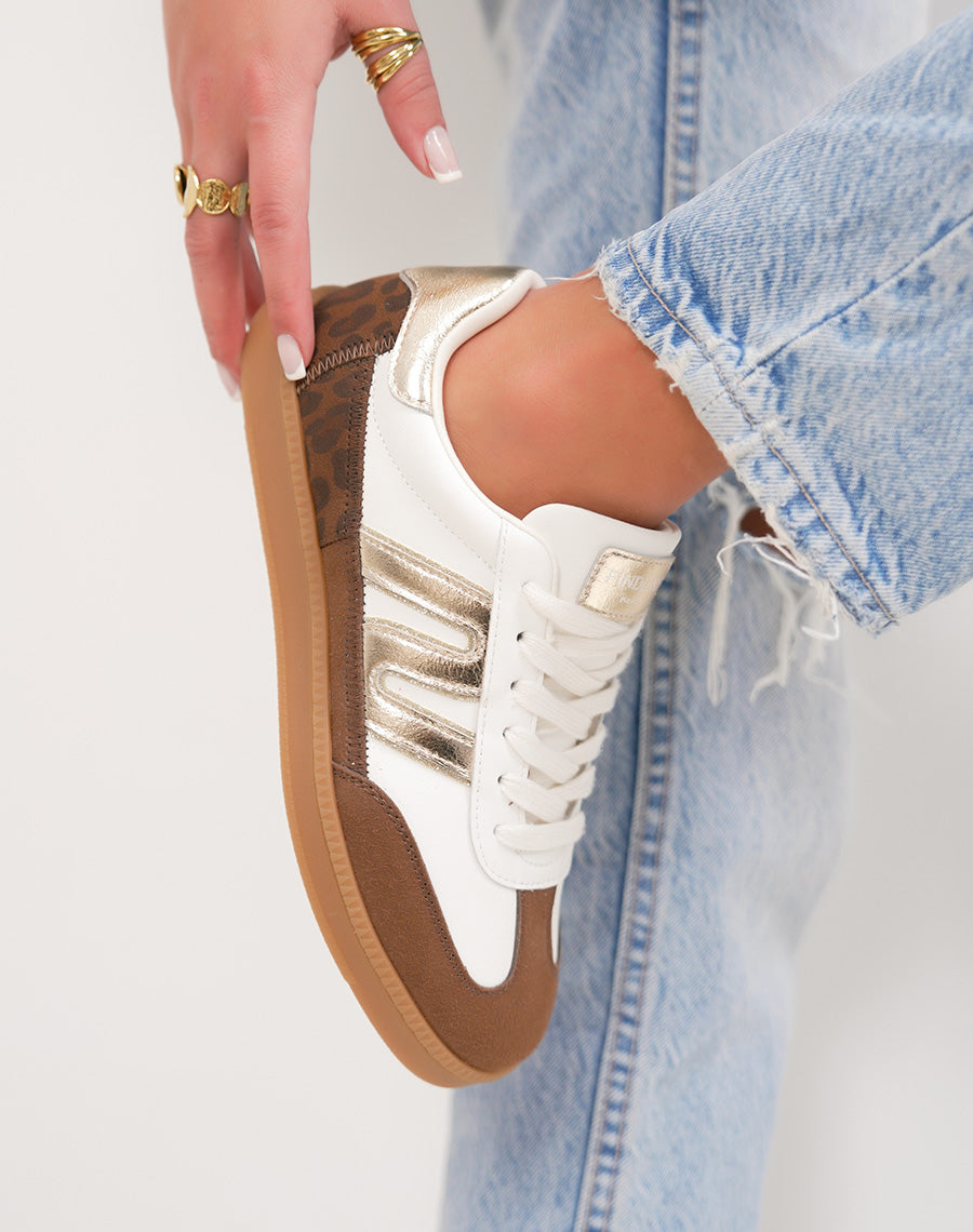 Basket femme blanche tendance avec empiècements marron suédine et détail léopard
