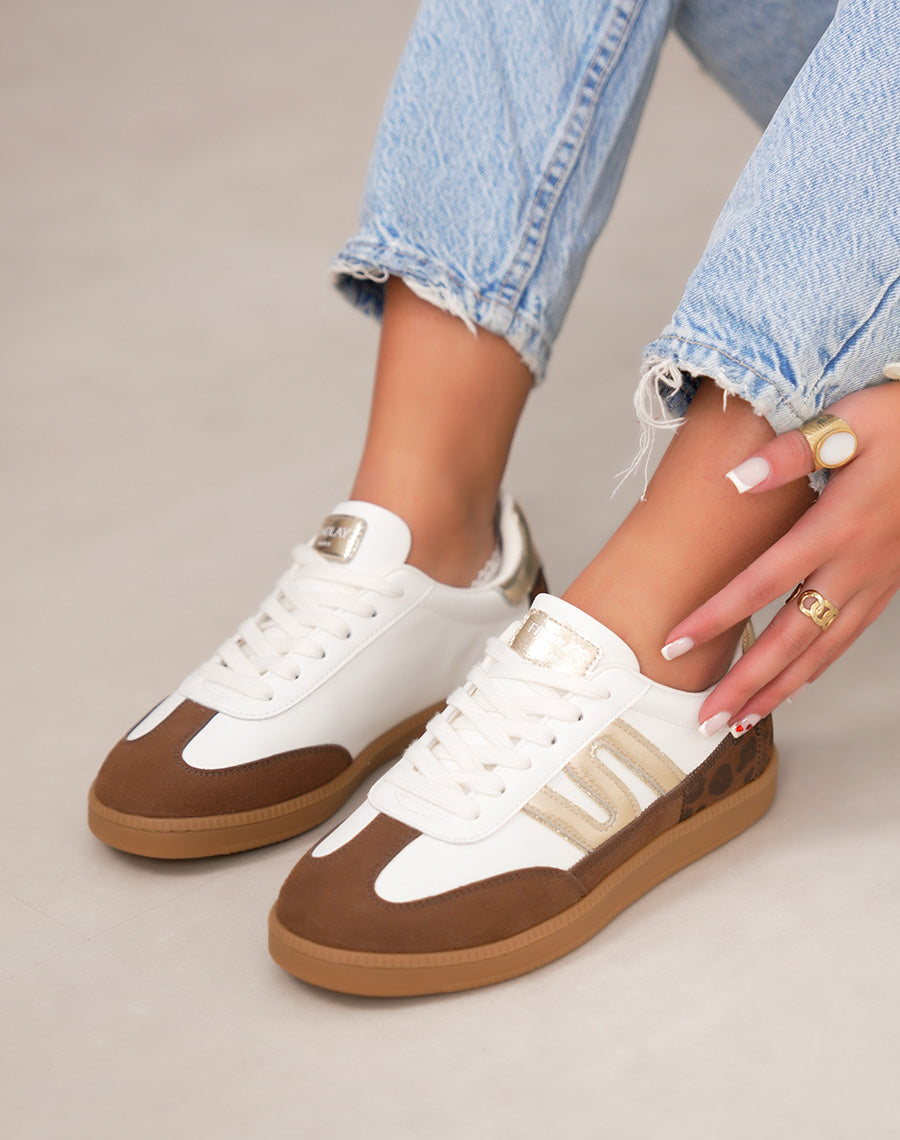Basket femme blanche tendance avec empiècements marron suédine et détail léopard