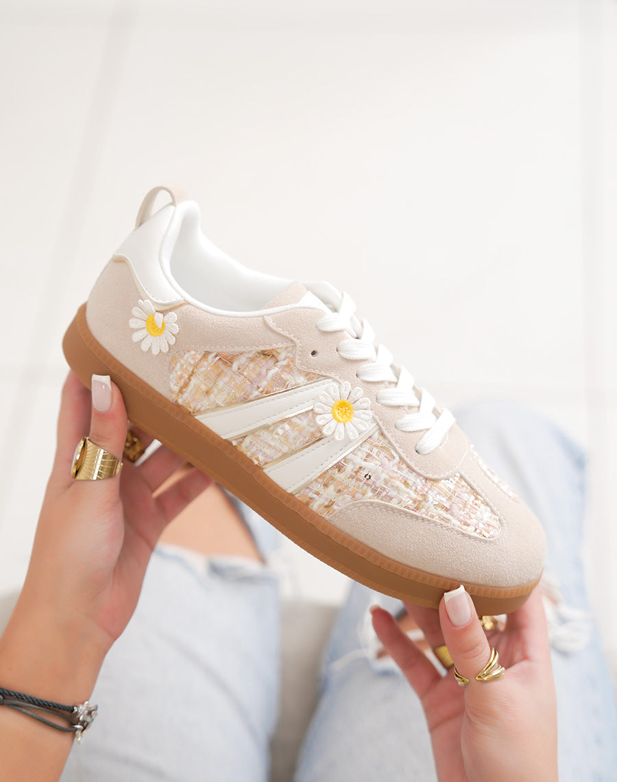 Basket femme beige tendance avec empiècements tissés et marguerites