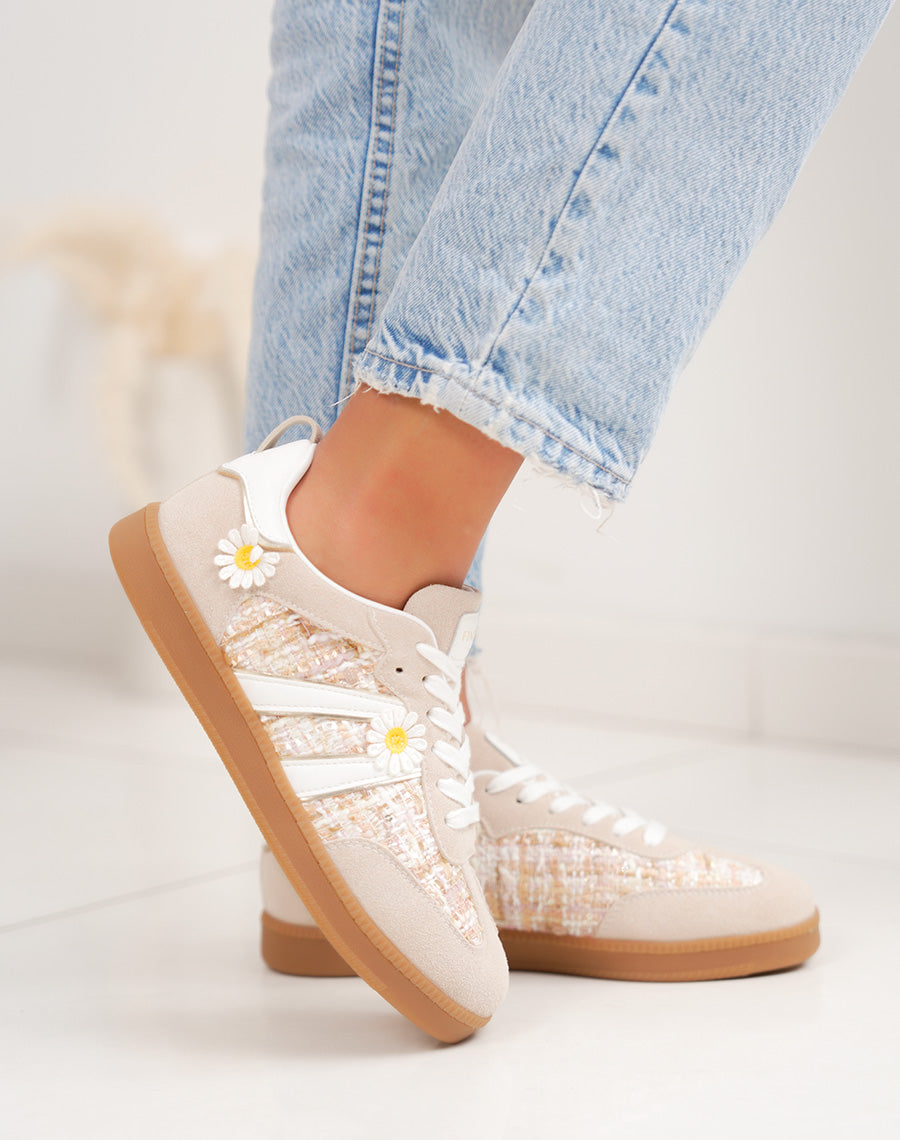 Basket femme beige tendance avec empiècements tissés et marguerites