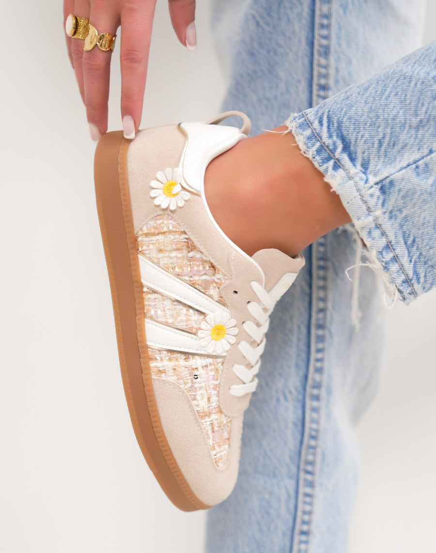 Basket femme beige tendance avec empiècements tissés et marguerites