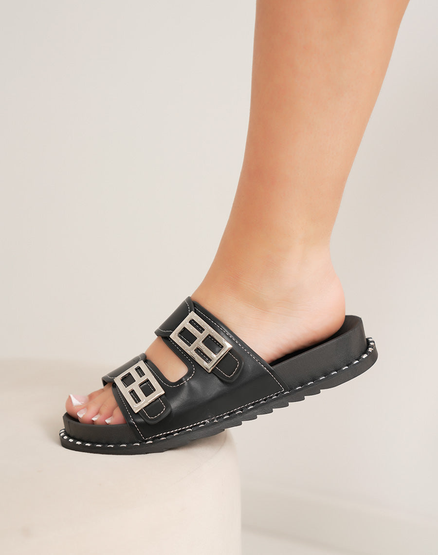 Mules femme noires tendance avec grosses boucles argentées et coutures contrastées