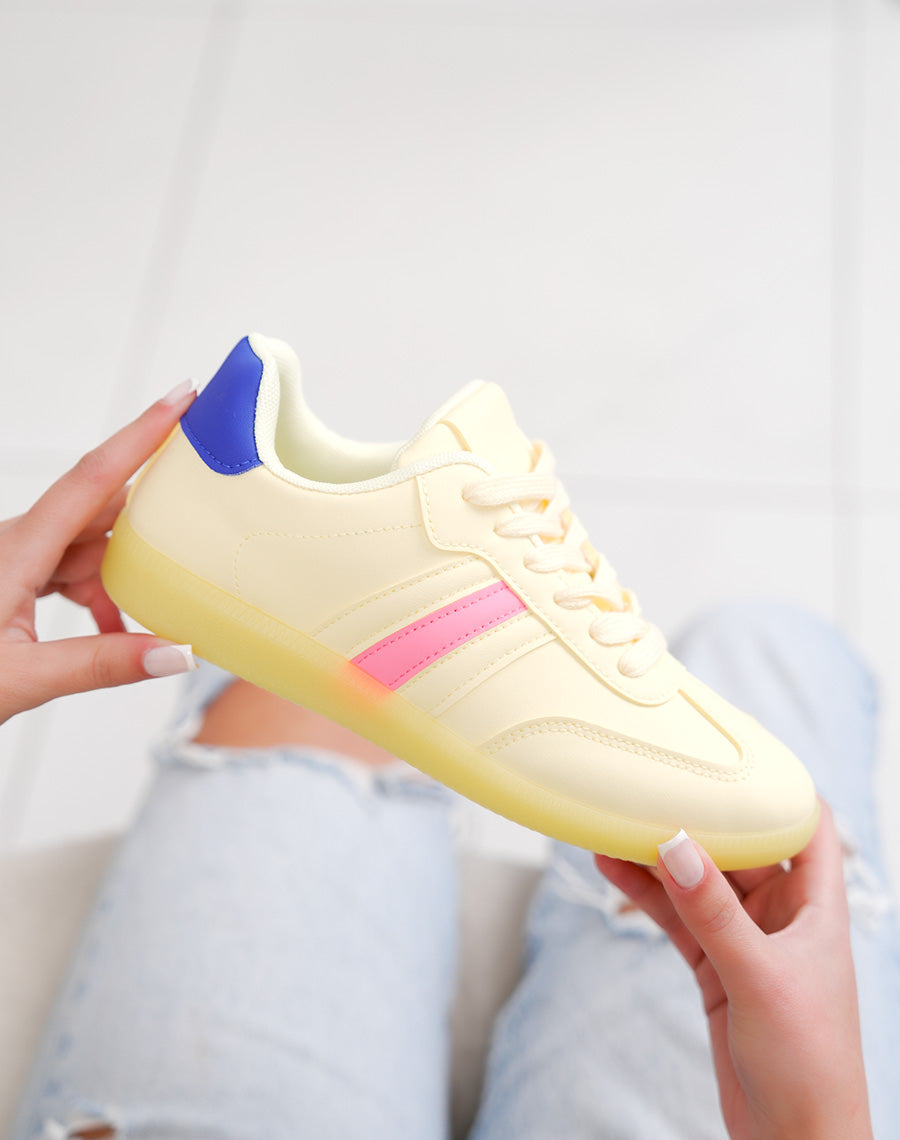 Basket femme jaune tendance multicolore avec empiècements rose et bleu