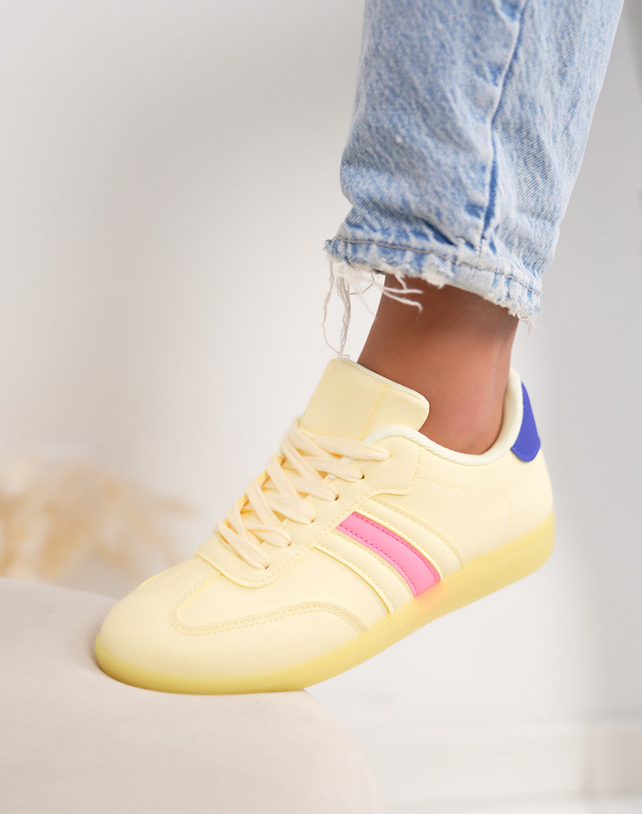 Basket femme jaune tendance multicolore avec empiècements rose et bleu