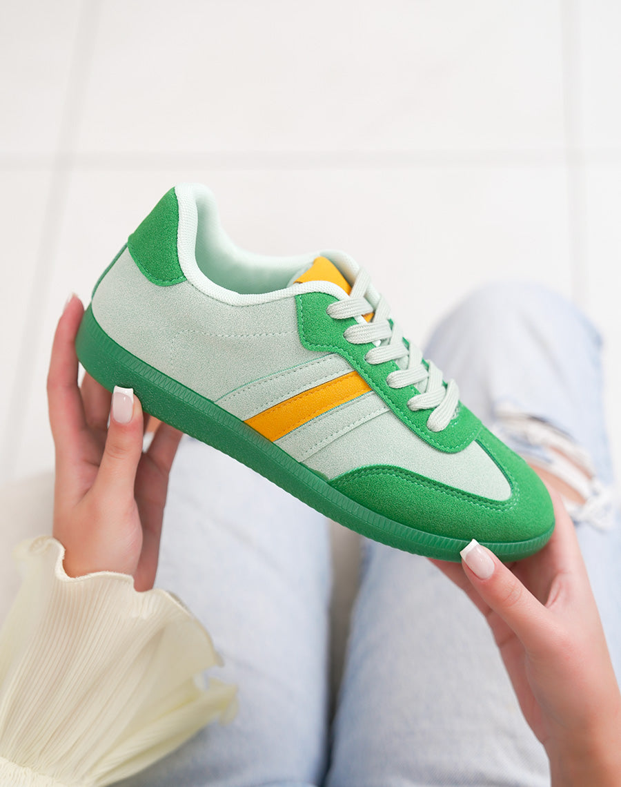 Basket femme verte claire tendance en suédine avec empiècements vert foncé et moutarde