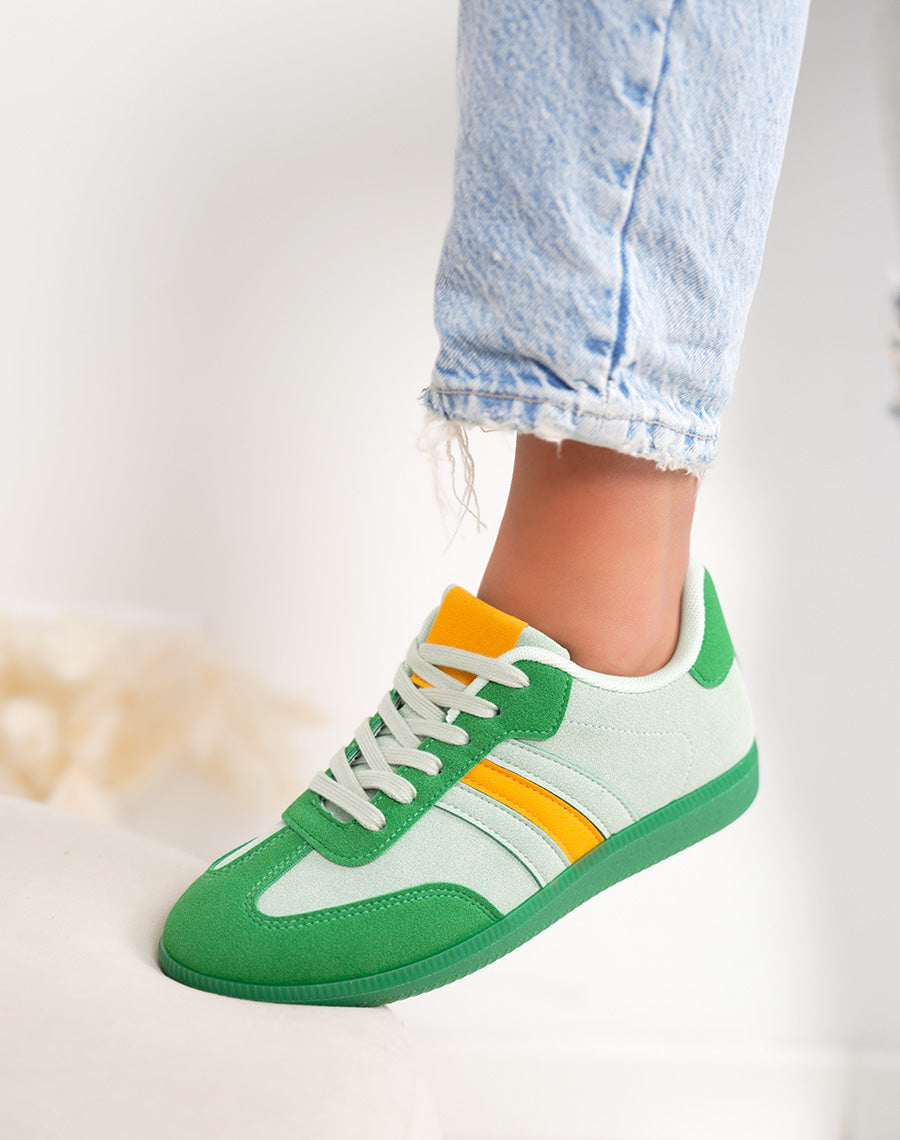 Basket femme verte claire tendance en suédine avec empiècements vert foncé et moutarde