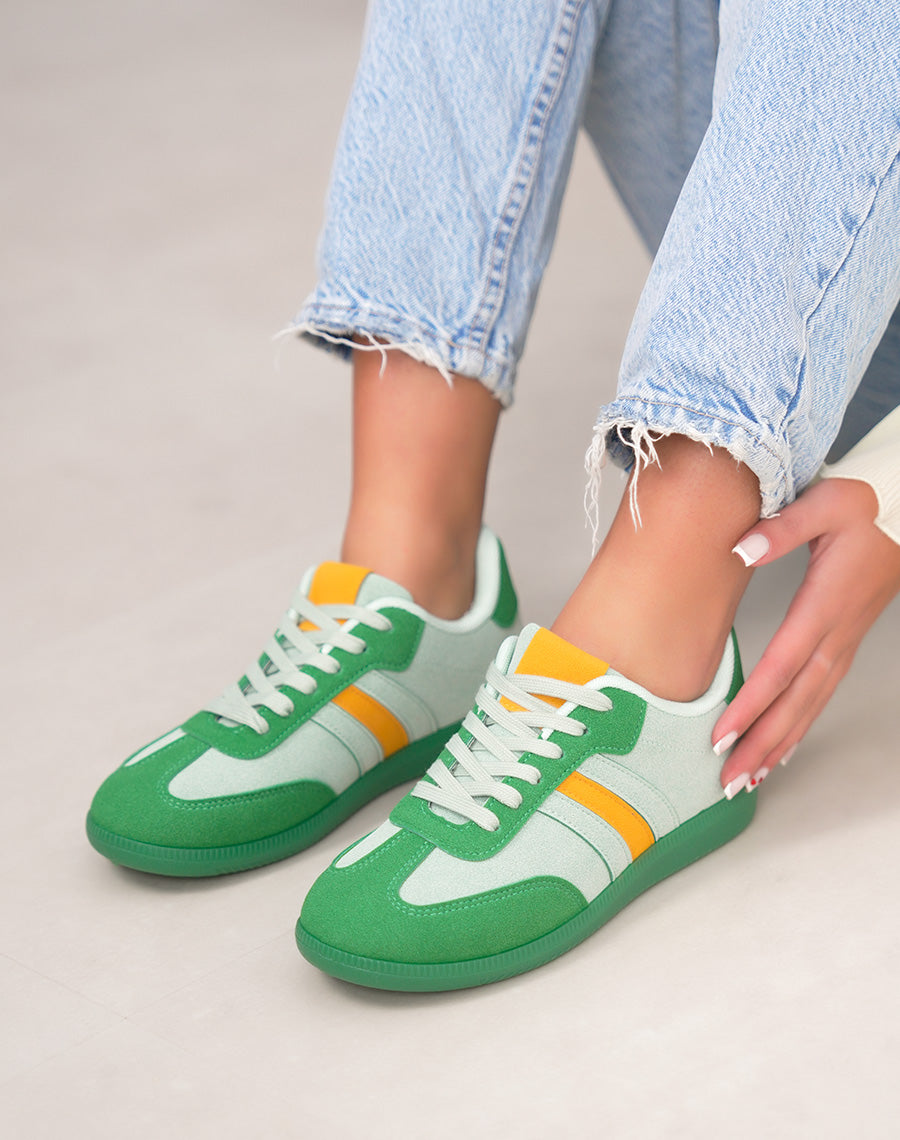Basket femme verte claire tendance en suédine avec empiècements vert foncé et moutarde