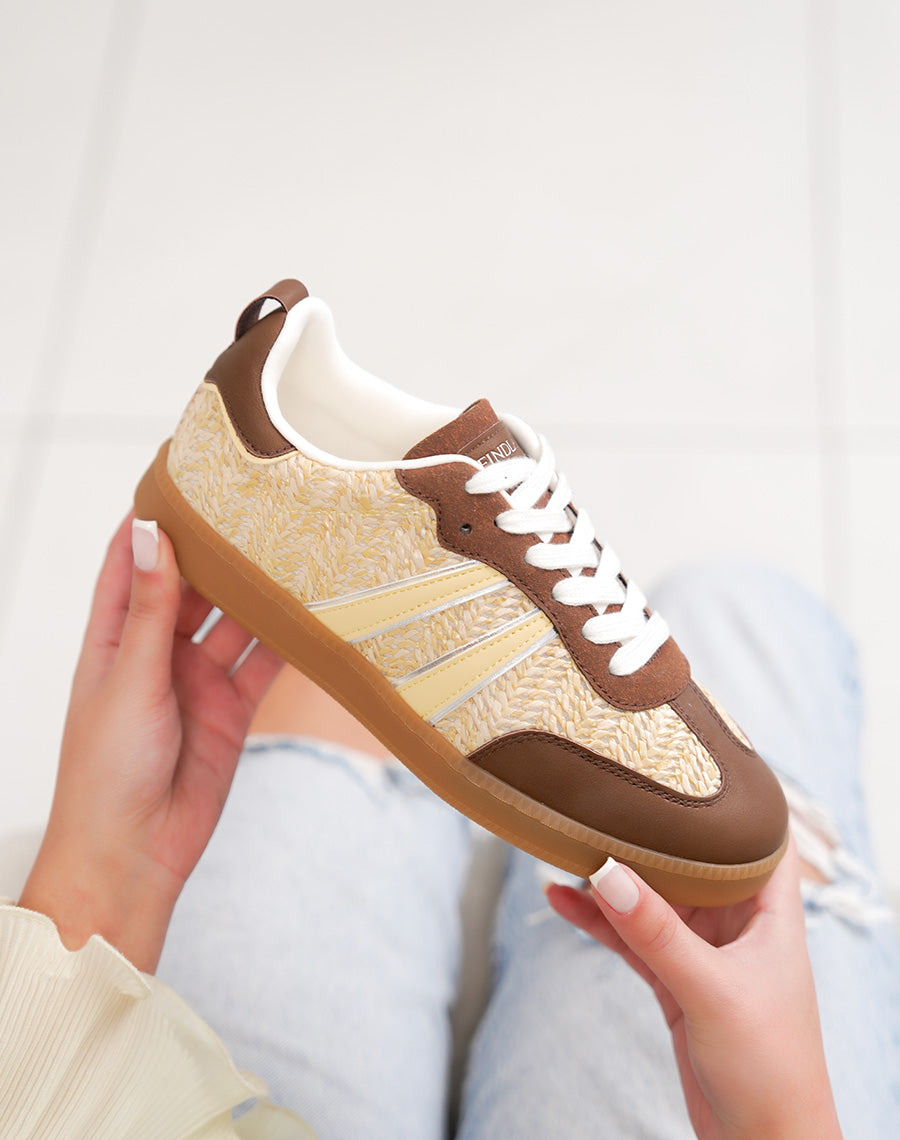 Basket femme marron tendance en osier avec empiècements jaunes