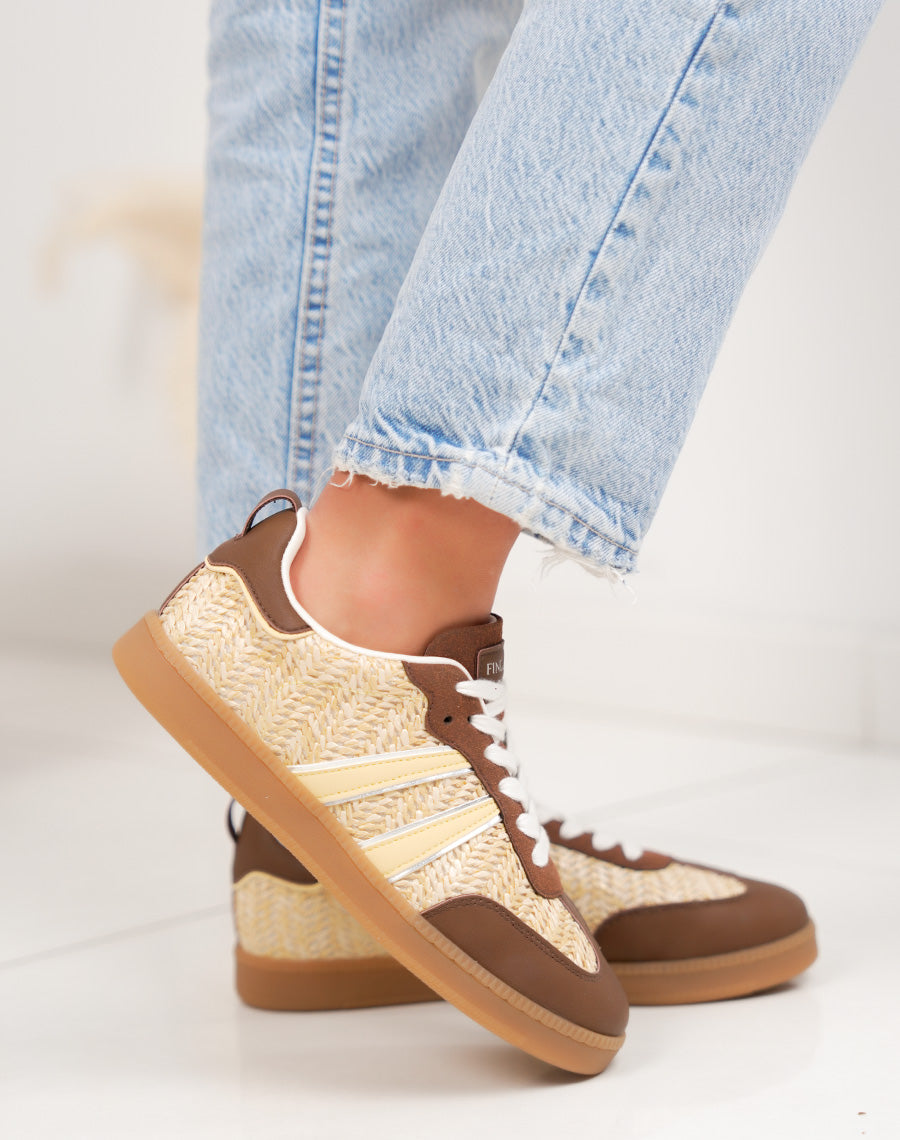 Basket femme marron tendance en osier avec empiècements jaunes