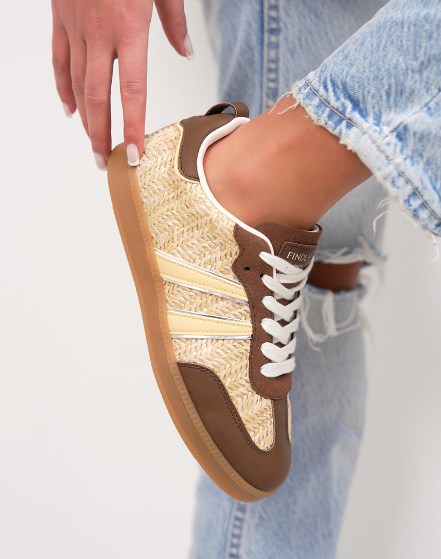 Basket femme marron tendance en osier avec empiècements jaunes