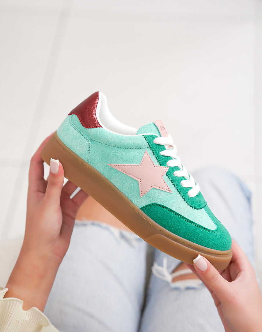 Basket femme turquoise tendance en suédine avec étoile rose et détails bordeaux