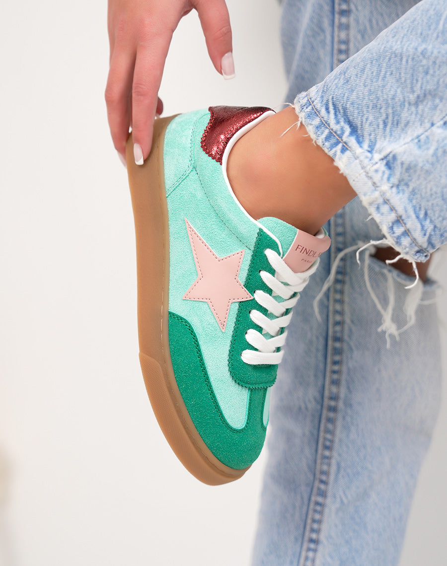 Basket femme turquoise tendance en suédine avec étoile rose et détails bordeaux