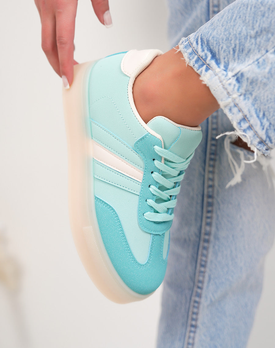 Basket femme bleu pastel tendance à plateforme avec empiècements blancs