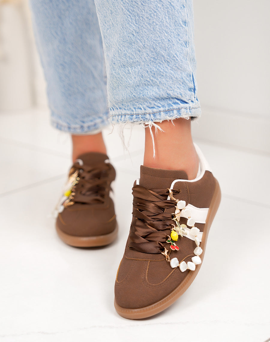 Basket femme marron tendance avec empiècement blanc et bijoux amovibles