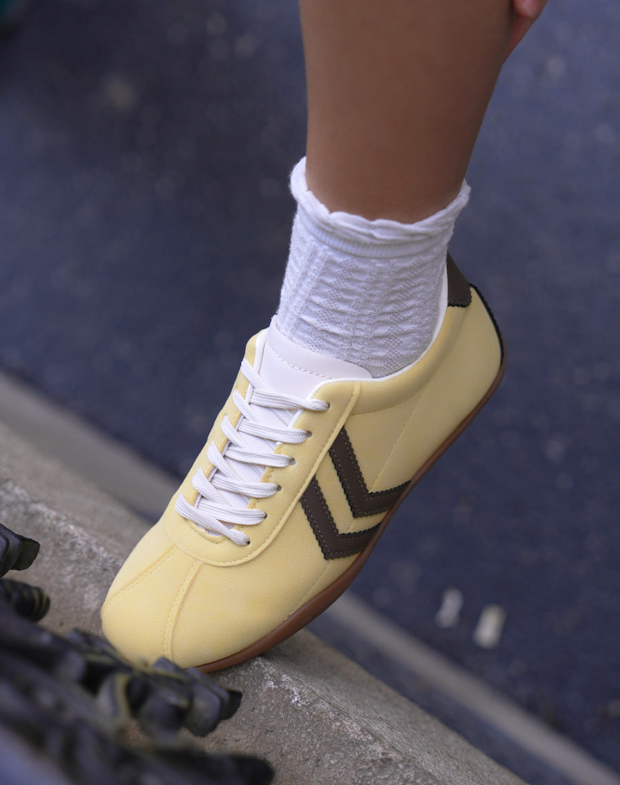 Baskets femme jaunes tendance à empiècements marron style rétro