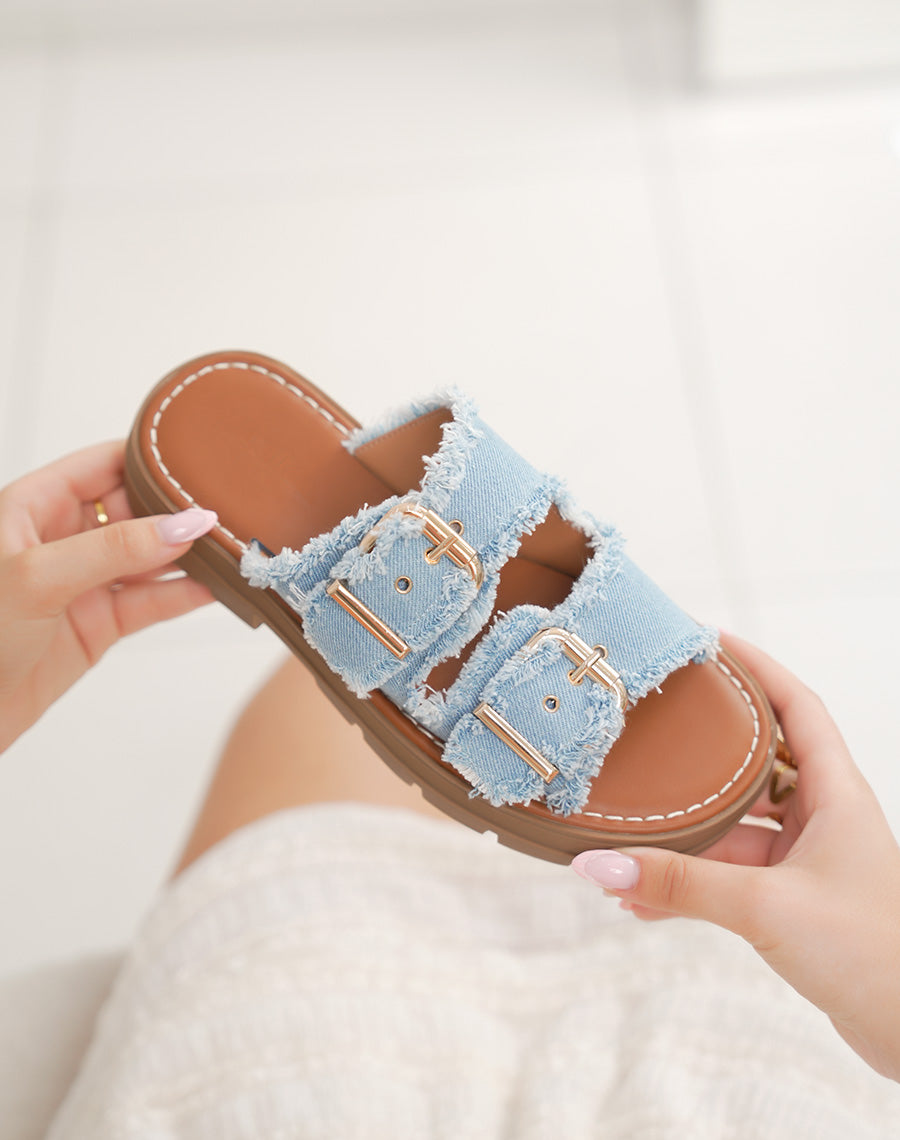 Mules femme en jean bleu clair tendance à brides effet déchiré et boucles dorées