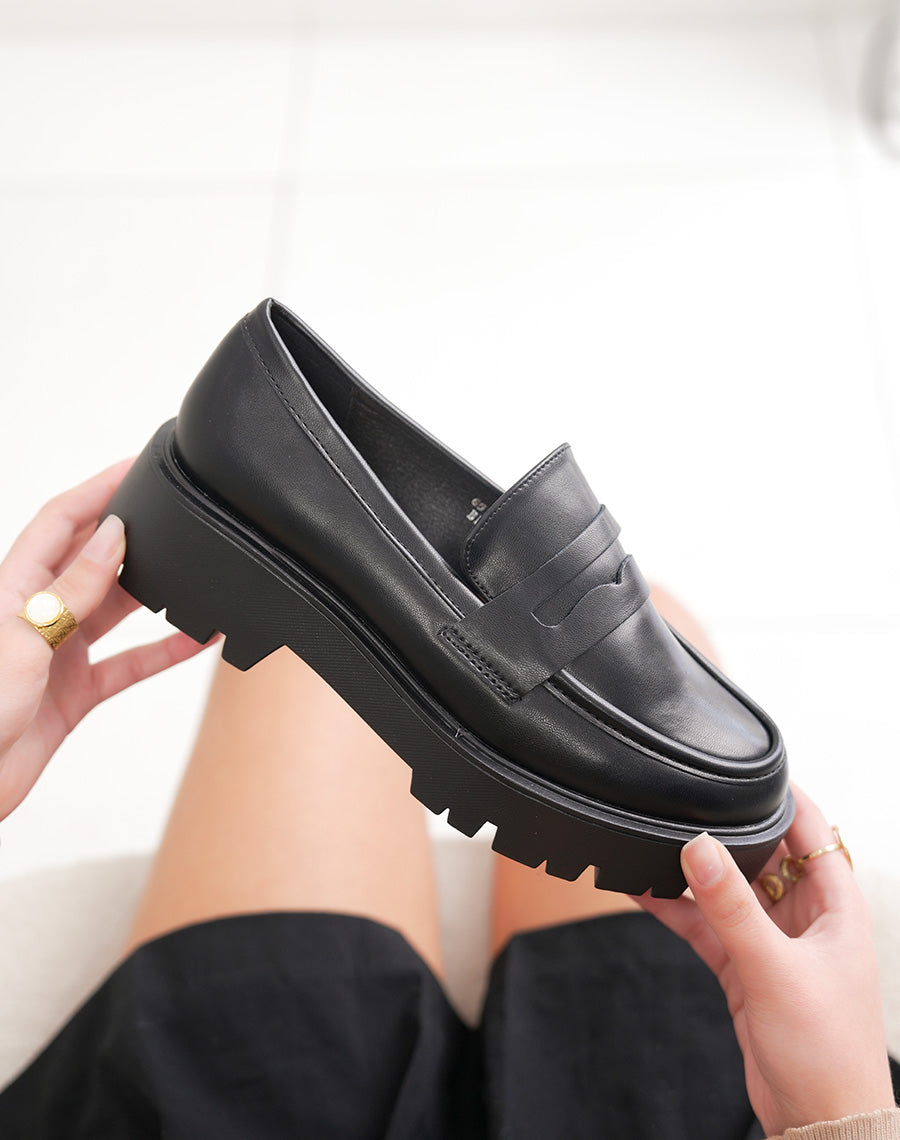 Mocassins femme noires tendance à semelle crantée épaisse