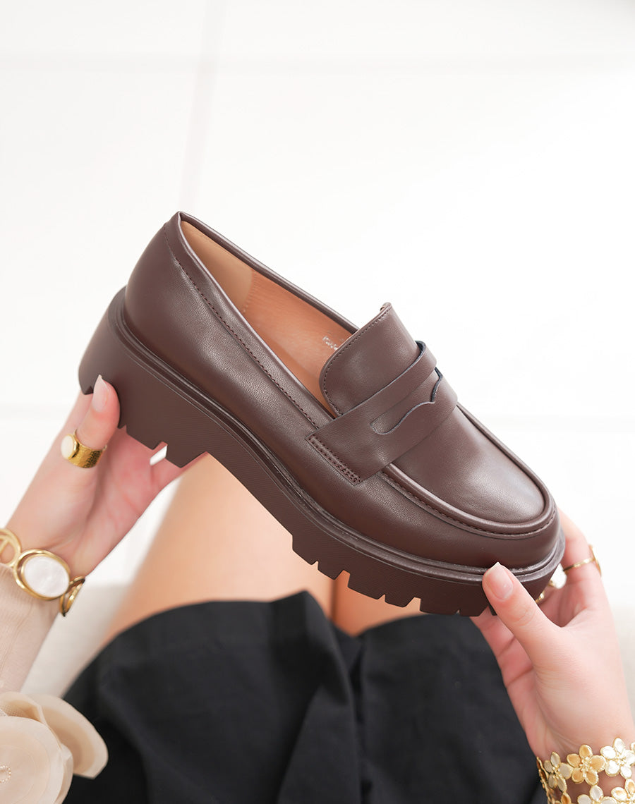 Mocassins femme marron élégants à semelle crantée épaisse