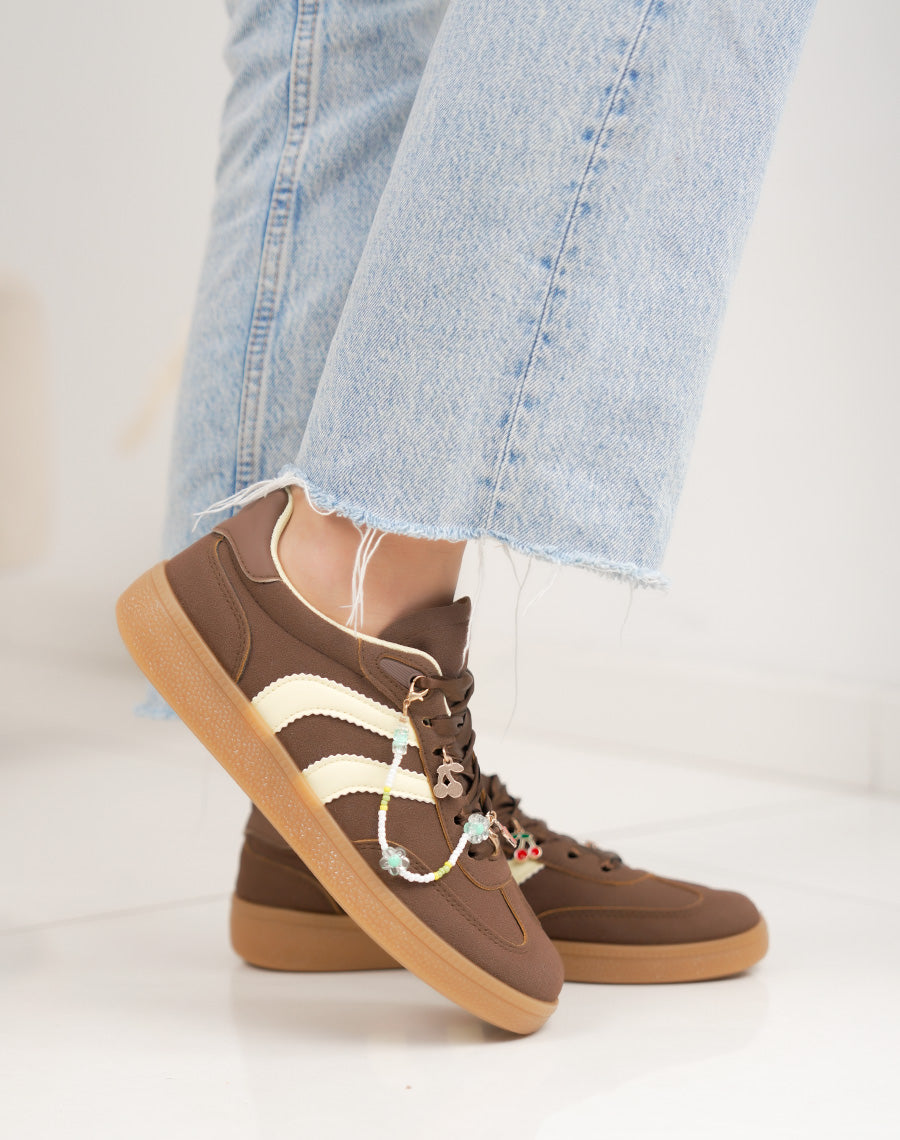 Basket femme marron tendance à rayures jaunes avec chaîne perles décorative