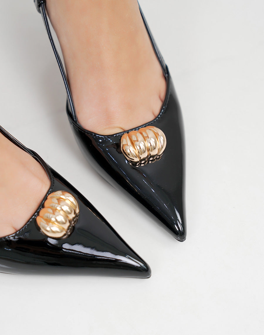 Escarpins femme noirs vernis élégants avec bijou doré et talon aiguille 8 cm