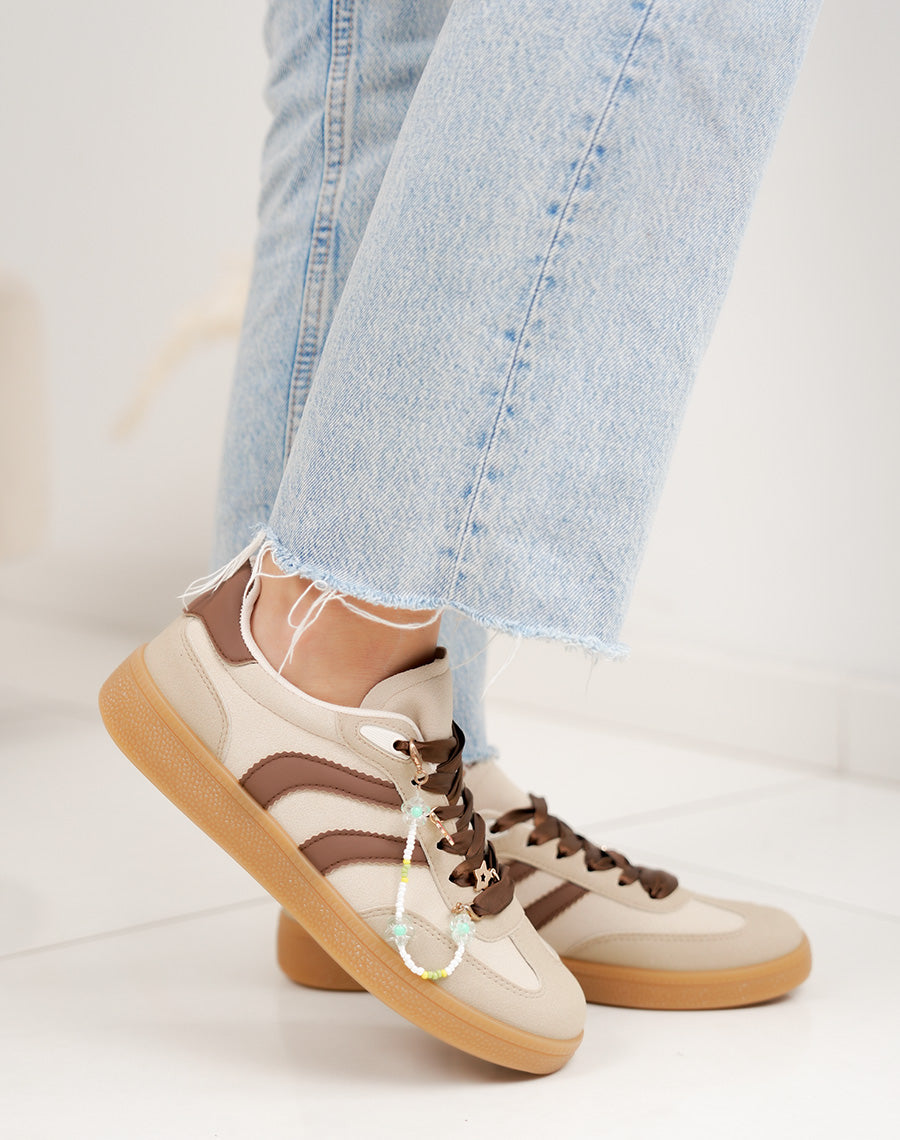Basket femme beige tendance à rayures marron avec chaîne perles décorative