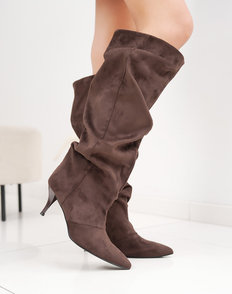 Bottes femme marron élégantes en suédine à talon aiguille et tige plissée tendance