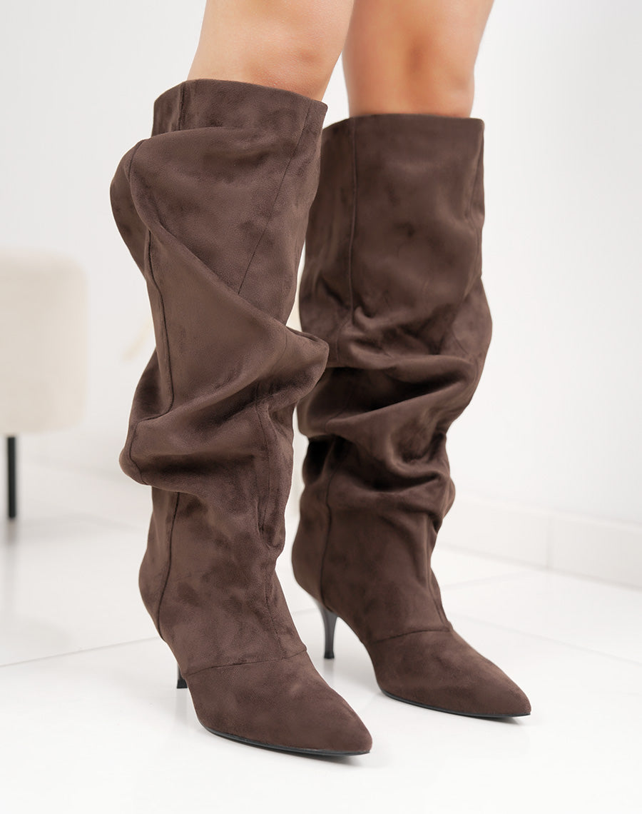 Bottes femme marron élégantes en suédine à talon aiguille et tige plissée tendance