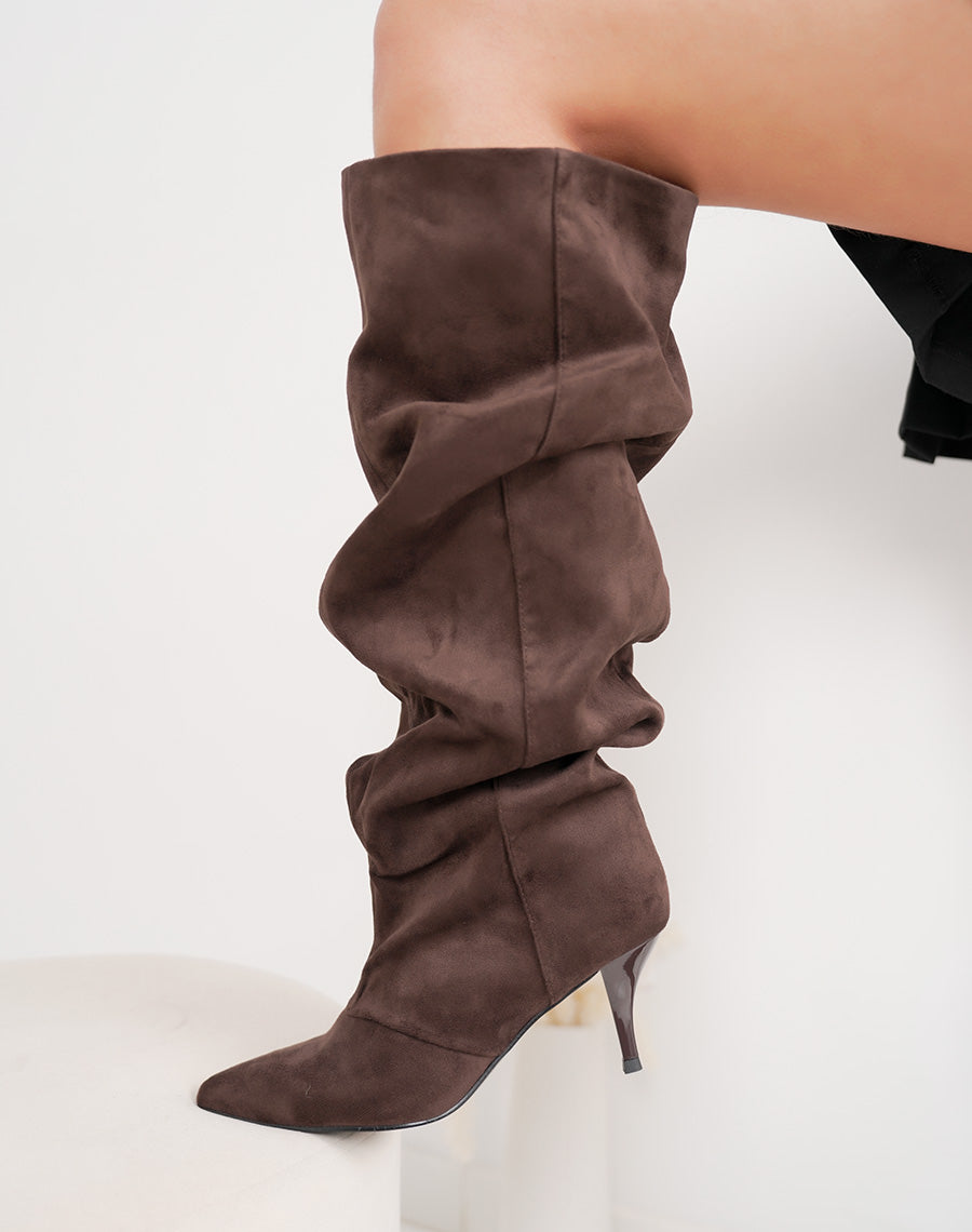 Bottes femme marron élégantes en suédine à talon aiguille et tige plissée tendance