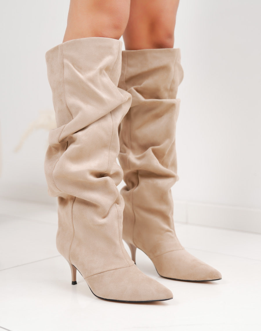 Bottes femme beiges élégantes en suédine à talon aiguille et tige plissée tendance