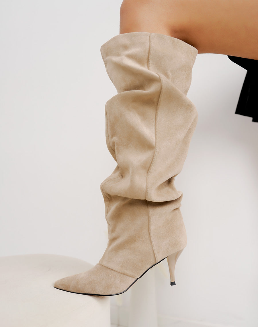 Bottes femme beiges élégantes en suédine à talon aiguille et tige plissée tendance