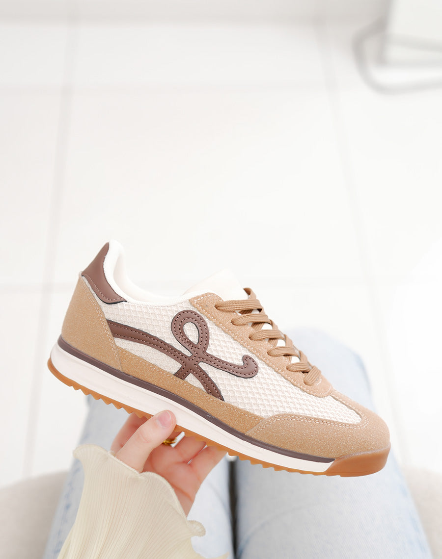 Basket femme marron clair tendance à empiècements tissés beige et détails marron foncé