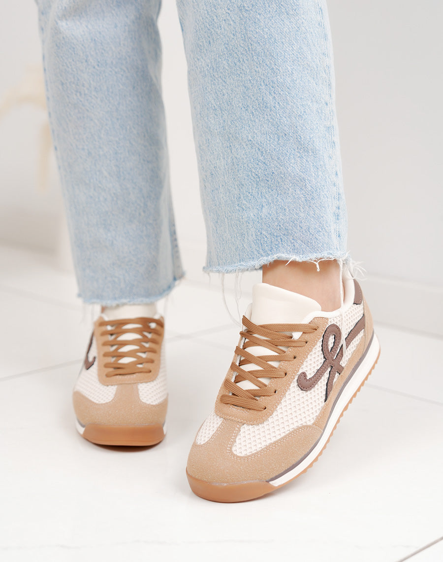 Basket femme marron clair tendance à empiècements tissés beige et détails marron foncé