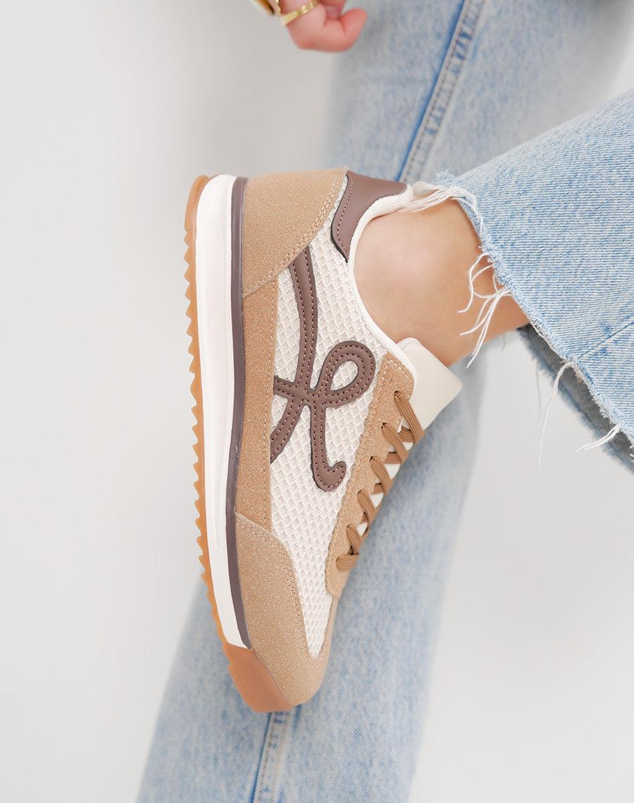 Basket femme marron clair tendance à empiècements tissés beige et détails marron foncé