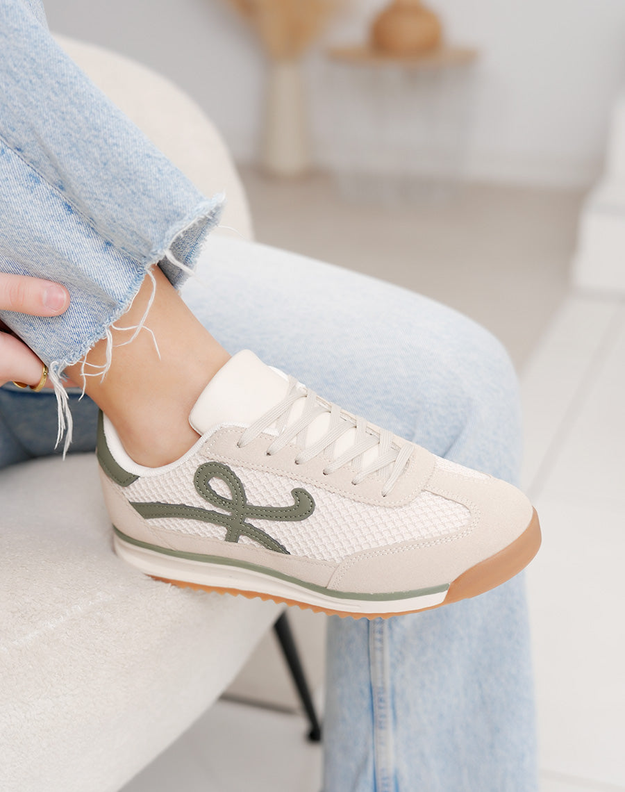 Basket femme beige clair tendance à empiècements tissés et détails vert kaki