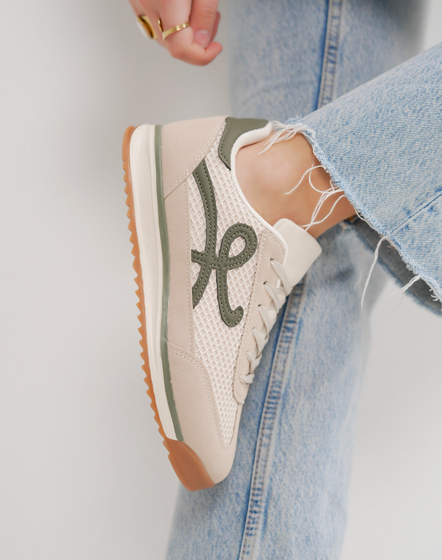 Basket femme beige clair tendance à empiècements tissés et détails vert kaki