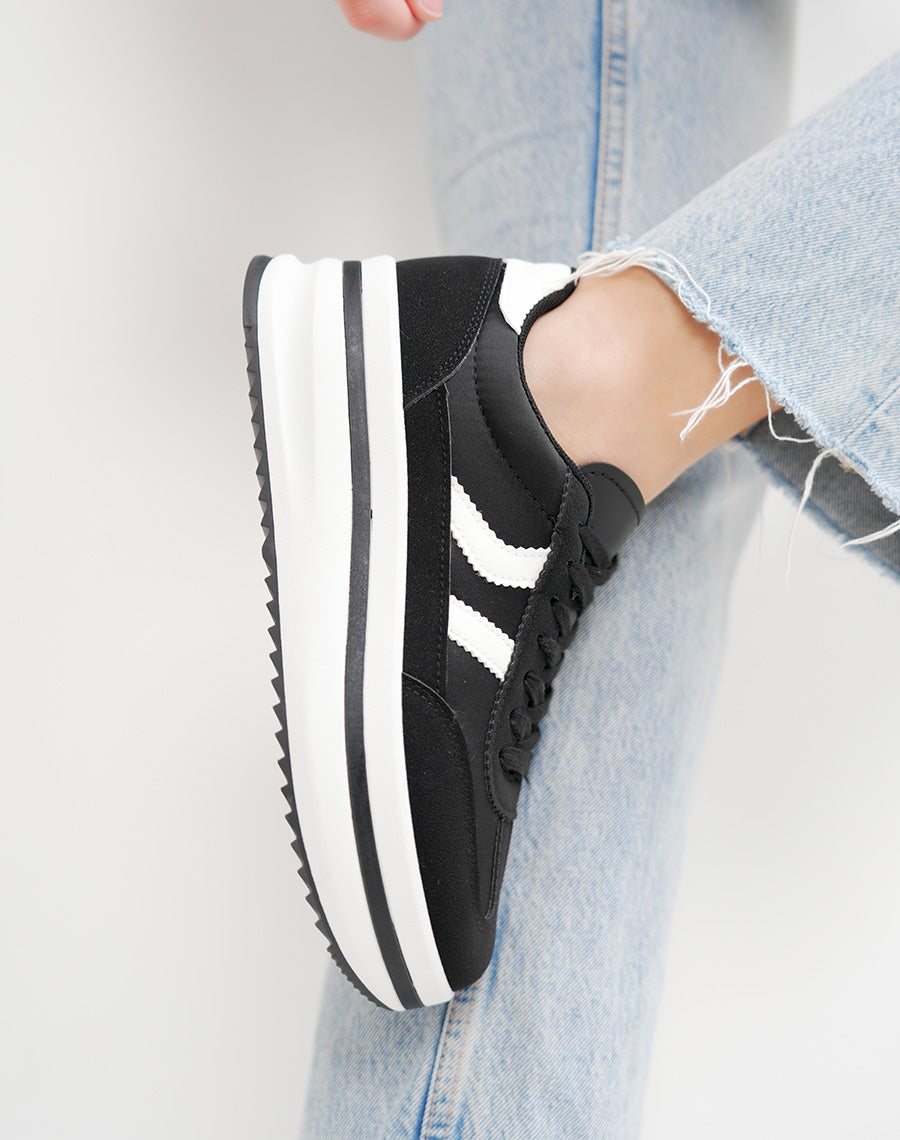 Baskets noires femme à double rayures blanches et semelle plateforme