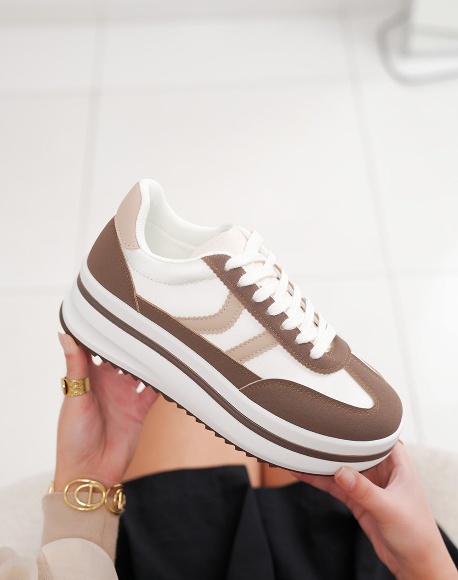 Baskets blanches femme à double rayures beiges et empiècements marrons – Semelle plateforme