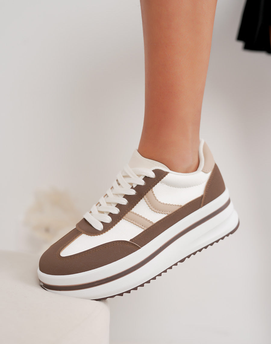 Baskets blanches femme à double rayures beiges et empiècements marrons – Semelle plateforme
