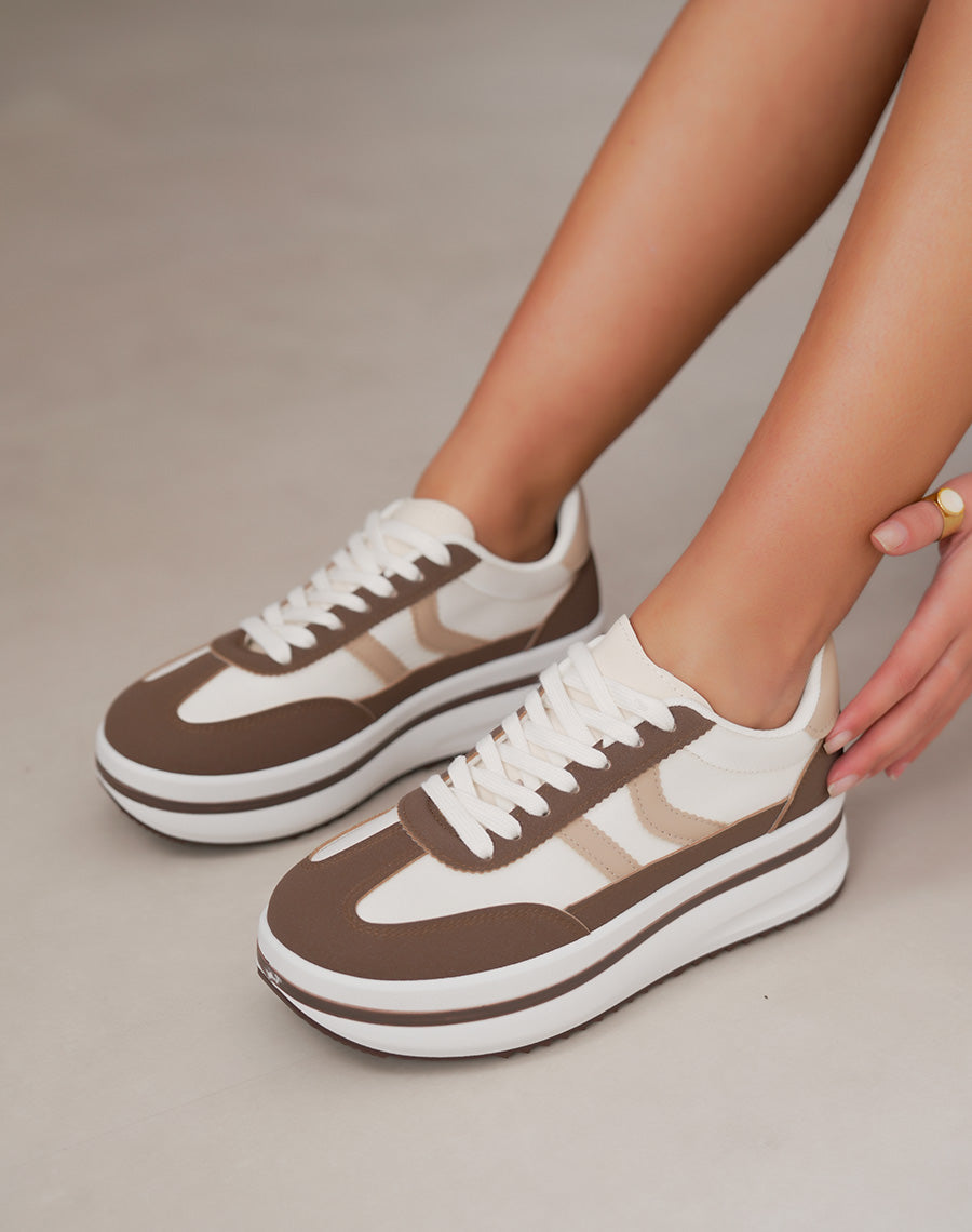 Baskets blanches femme à double rayures beiges et empiècements marrons – Semelle plateforme
