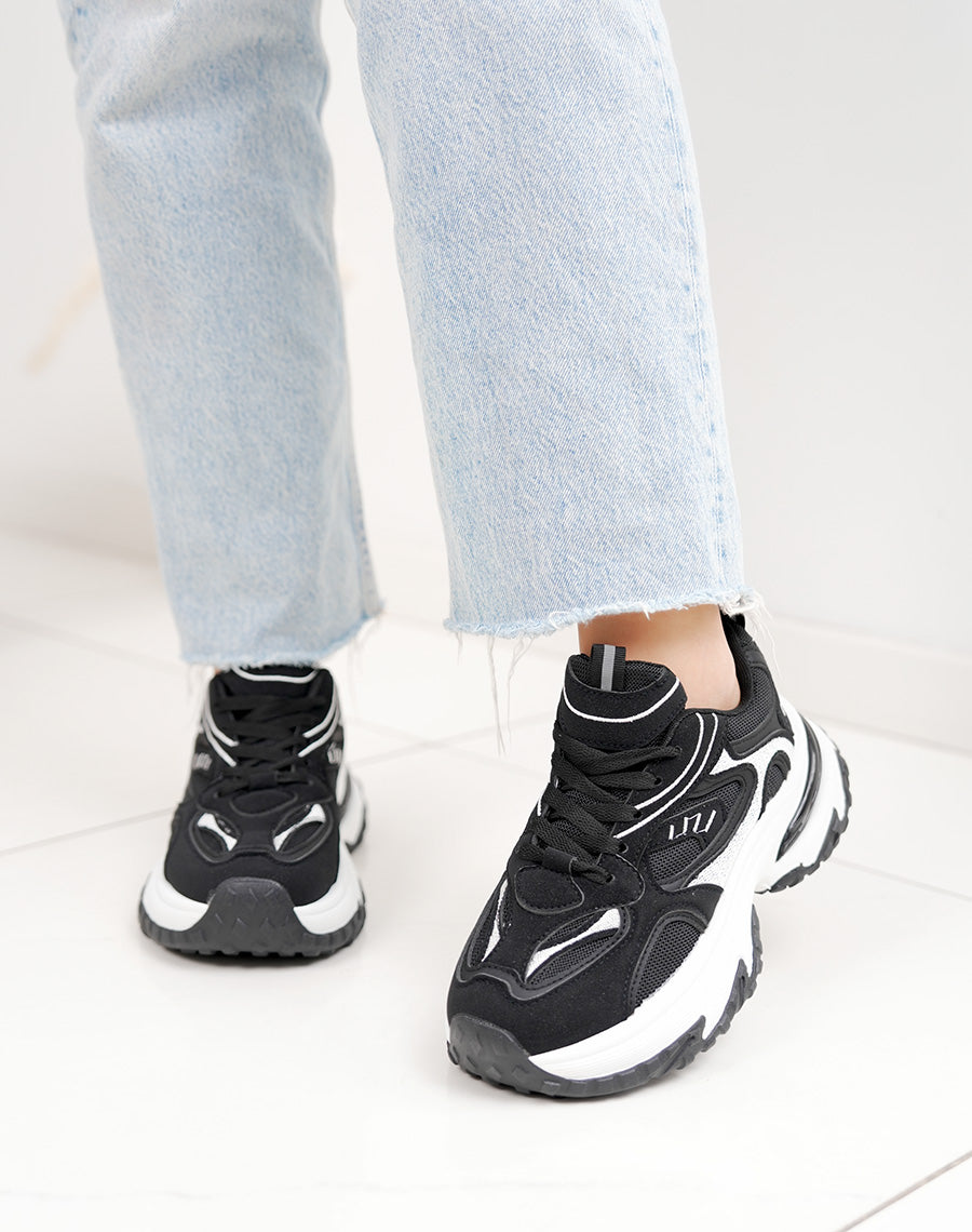 Baskets épaisses noires et blanches femme – Semelle crantée et plateforme