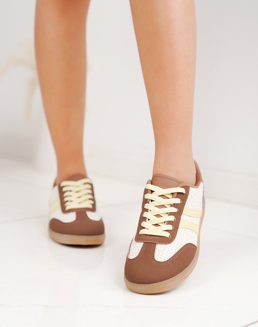 Basket femme marron élégante à détail tissé beige et lacets jaune clair