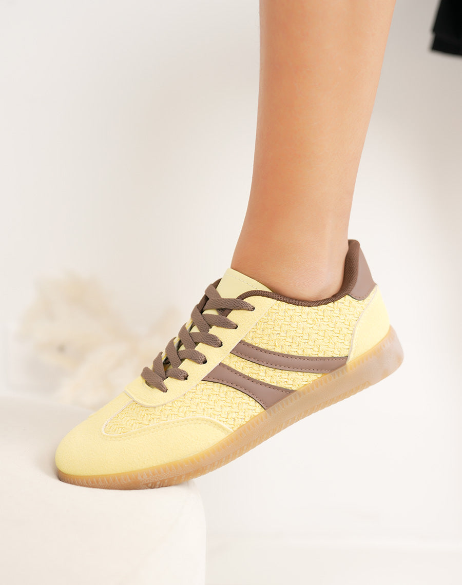 Basket femme jaune tendance à empiècements marron et lacets contrastés